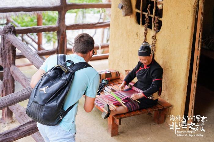 “海外大V”保亭非遗之旅首站走进海南槟榔谷黎苗文化旅游区