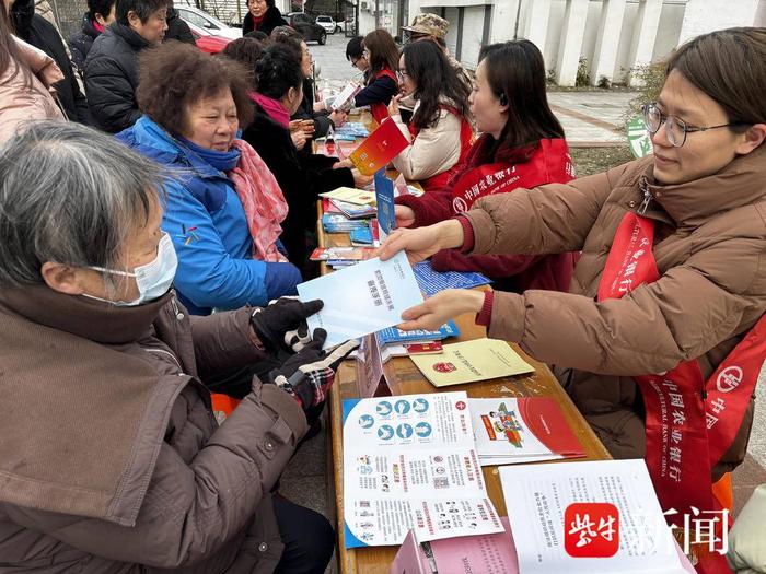 “弘扬雷锋精神 争当志愿先锋” 江苏农行全面启动“3·15”金融消费者权益保护教育宣传活动