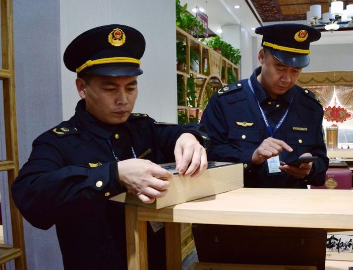 一看、二问、三算 河南省许昌市市场监管局魏都区分局让茶叶过度包装无处遁形