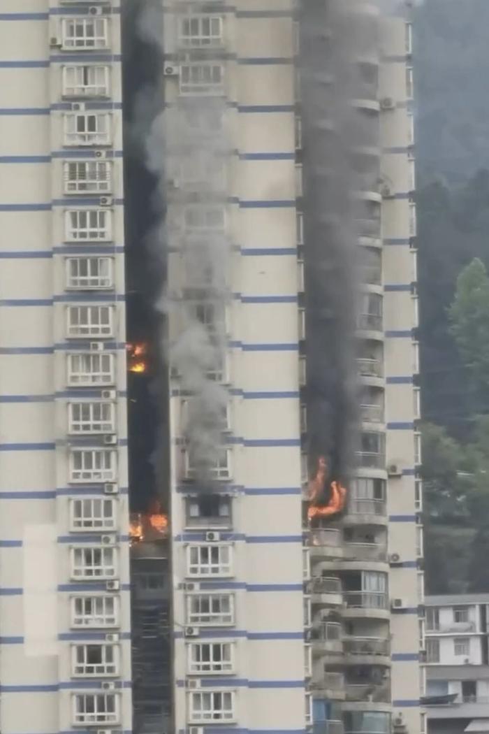 重庆一高层居民楼突发火灾，有商户称着火点在14层