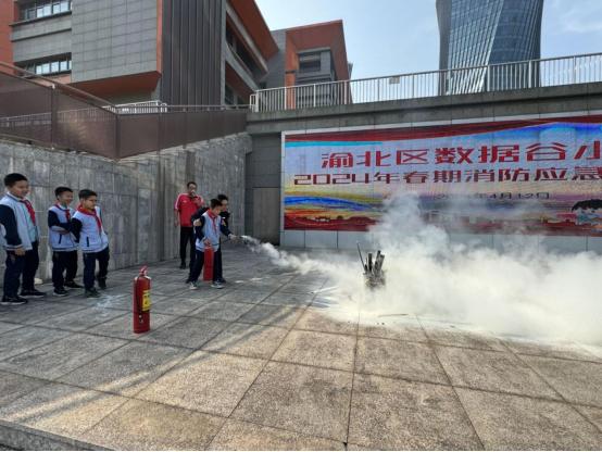 筑牢“防火墙”，渝北区数据谷小学校开展消防应急疏散演练