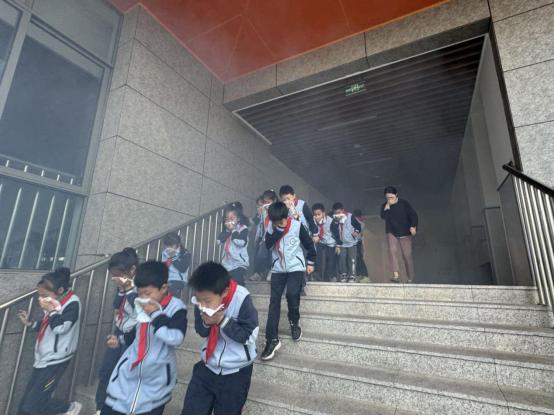 筑牢“防火墙”，渝北区数据谷小学校开展消防应急疏散演练