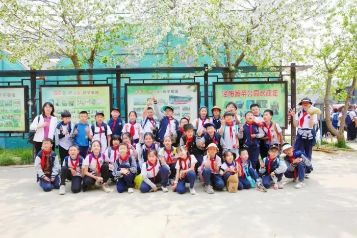 西安藤信学校四年级全体师生前往泾阳绿优牧场开展研学活动
