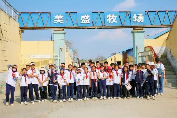 西安藤信学校四年级全体师生前往泾阳绿优牧场开展研学活动