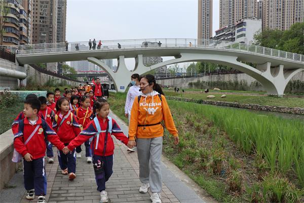 拾趣自然  徒步探春——十堰市富康幼儿园大班组春游活动纪实