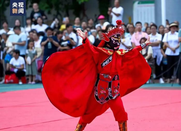 四川19岁唐氏女孩“变脸绝技”惊艳众人：不是奇迹，是足够的爱和坚持！