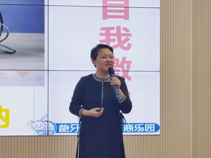 如何给孩子安全感和自信心——西安市浐灞第十八小学2024年第一期家长大讲堂