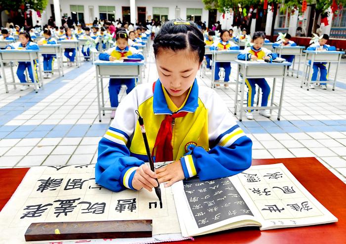 特色办学展活力 课程改革助发展——驻马店市义务教育阶段学校“阅读、写字、课改”三项工作观摩推进会召开