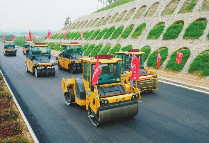 沿大别山高速公路首次运用无人摊铺系统完成试验段铺筑