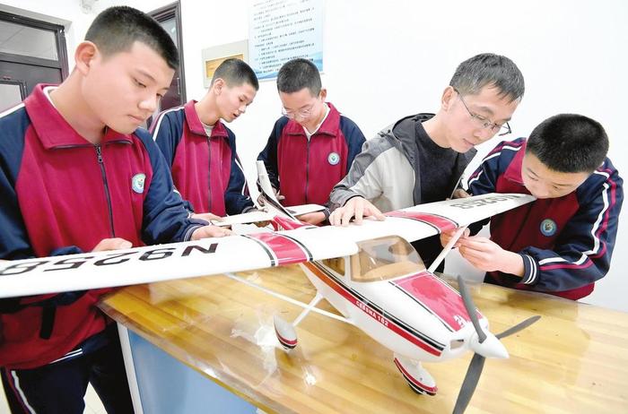 峰峰矿区实验中学的同学们在制作航模