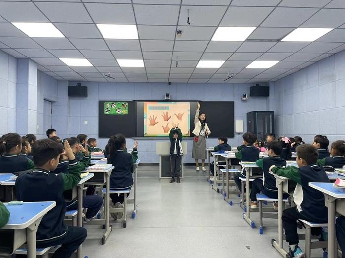 多彩演绎 趣味盎然——管城回族区外国语小学（集团）货栈街校区开展“和雅大课堂”体音美科学学科教研活动