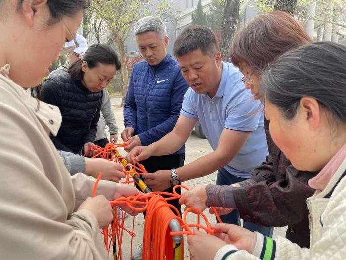 学绳结、找隐患、模拟逃生……北京林业大学开展国家安全宣传教育