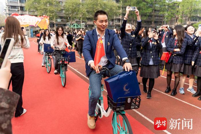 班主任化身“邮差”骑车来收信，南京市宁海中学成人仪式慢递“青春”