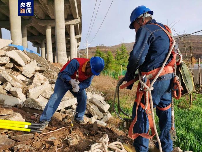 雷电冰雹天气致甘肃两地电路受损 电力部门正全力抢修