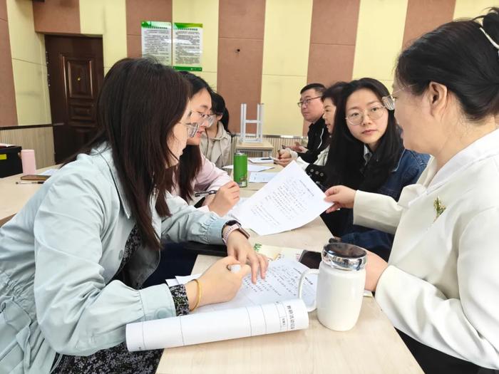 课标学习勤钻研 评课反思促成长——枣园小学开展“新课标解读暨评课反思”教研活动