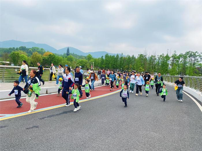 “龙娃”爱奔跑，渝北区龙兴幼儿园举行第一届亲子长跑活动