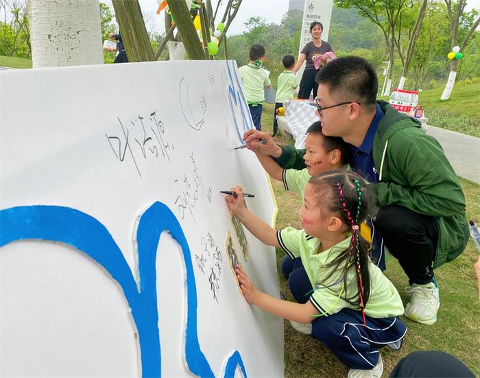 “龙娃”爱奔跑，渝北区龙兴幼儿园举行第一届亲子长跑活动