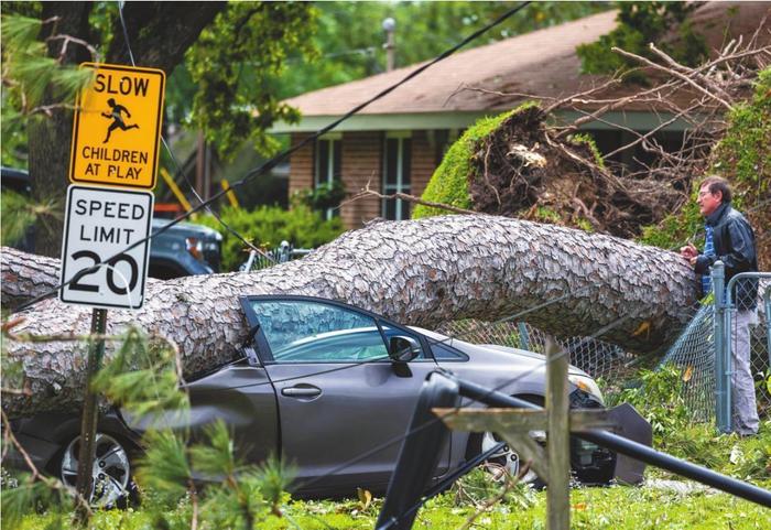 美国路易斯安那州斯莱德尔遭龙卷风袭击