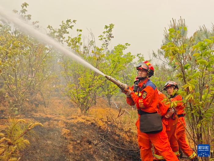 云南晋宁森林火灾仍在持续 2300余人全力扑救