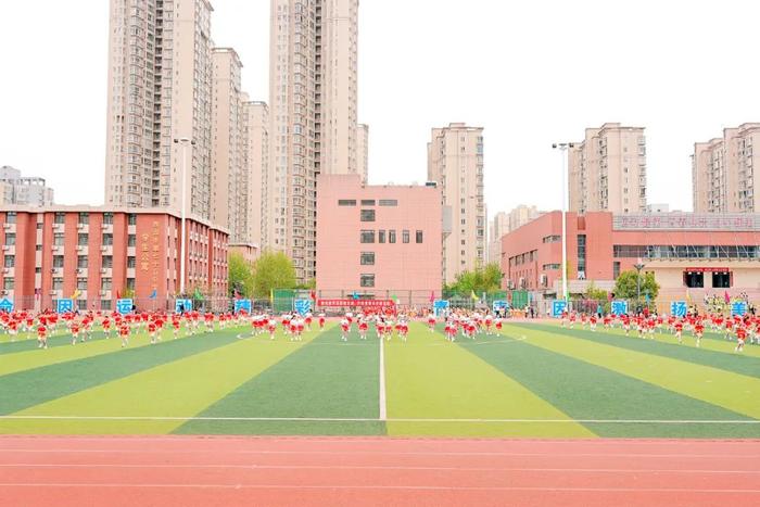 未央区红旗小学大型团体花样绳操在全区田径运动会开幕式上展演