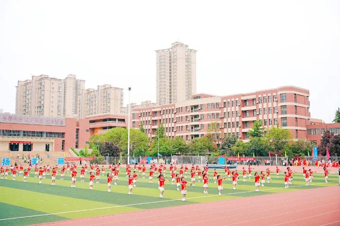 未央区红旗小学大型团体花样绳操在全区田径运动会开幕式上展演