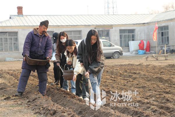 田间课堂寻农耕之美！东林师生在农活儿中感受劳动教育