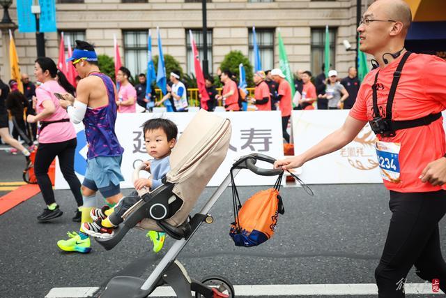 亚洲首个“轮滑+路跑”融合马拉松开赛，选手年龄差有70岁