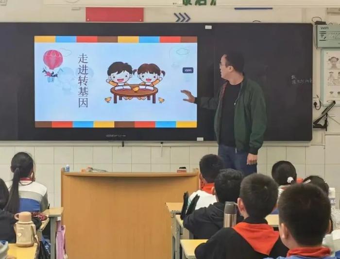 莲湖区机场小学六年级二班举办家长课堂