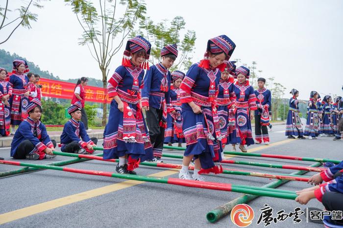 广西金职院国际学生体验“三月三”特色民俗活动