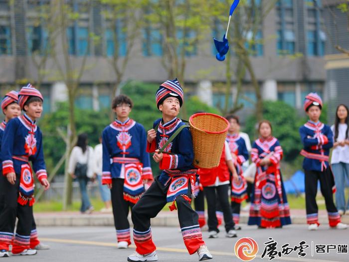 广西金职院国际学生体验“三月三”特色民俗活动