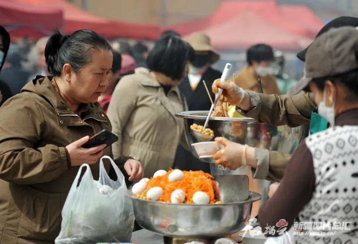 周末休闲，不妨到乌鲁木齐这处农贸大集“逛吃逛吃”