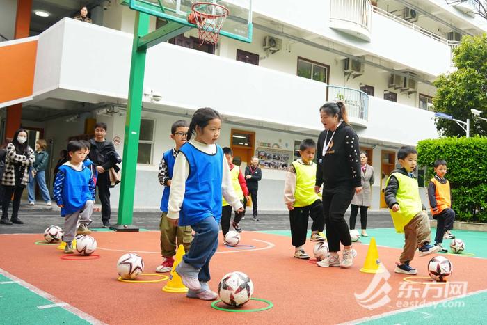 带娃走进“家门口的学校”，上海千余所中小学开展“校园开放日”