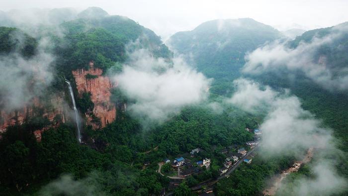 对话年度科普人物李忠东：从大地“漏斗”到山披“霞衣”，让更多人了解地质之美