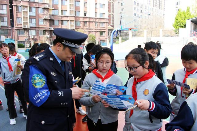 打击网络谣言 净化网络环境地铁分局地铁大厦站派出所走进社区、学校开展普法宣讲活动