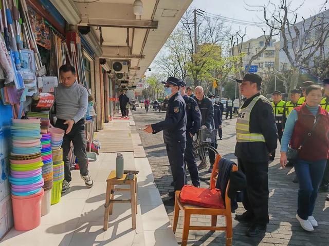 创全进行时！宝山这里开展街面环境整治行动