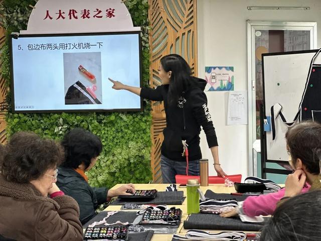 世界旗袍文化秀、牛仔布围裙DIY……这里让老年生活“潮”起来！