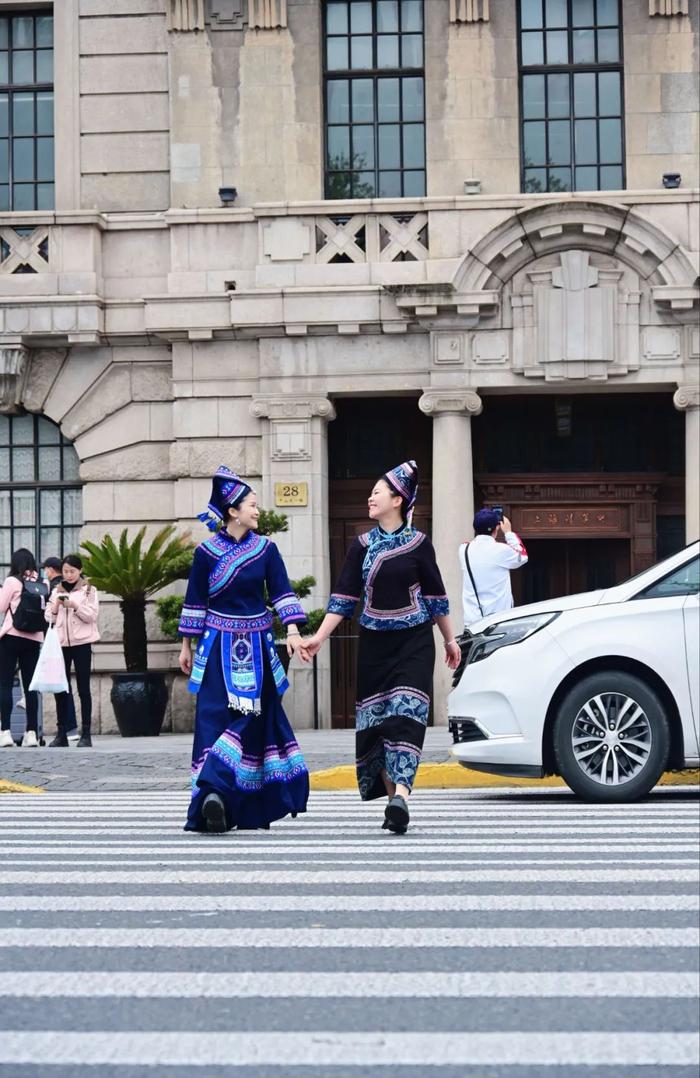 惊艳外滩！河池壮族姑娘在上海展示服饰和歌喉