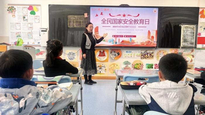 青岛宁德路小学热烈庆祝全民国家安全教育日，少先队员积极行动维护国家安全