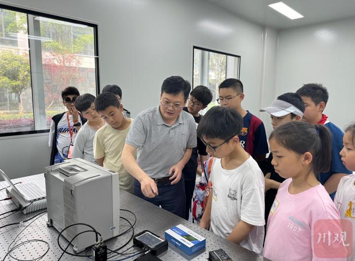 “川观科普日”首期活动，孩子们在电子科技大学对话微观世界的“精灵”