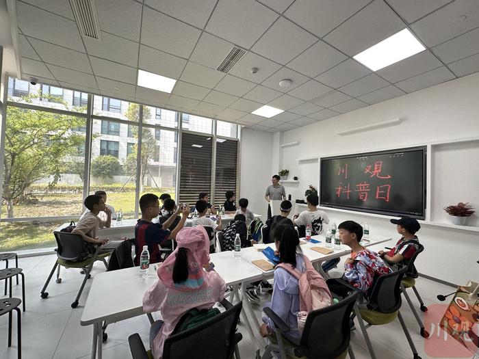 “川观科普日”首期活动，孩子们在电子科技大学对话微观世界的“精灵”