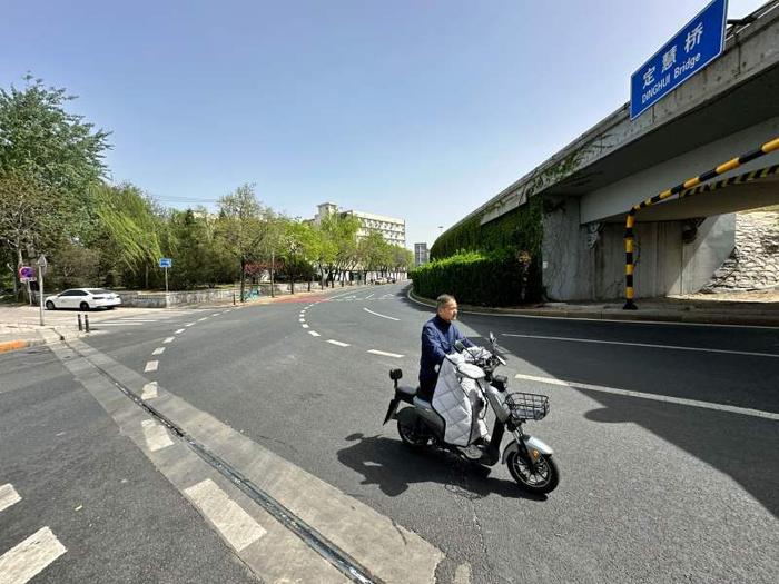 北京一路面“伸缩缝”卡住自行车轮，记者探访发现缝隙已被填