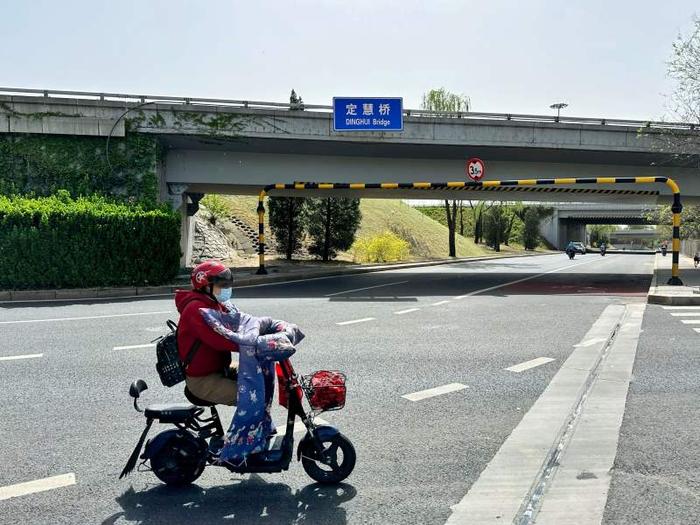 北京一路面“伸缩缝”卡住自行车轮，记者探访发现缝隙已被填