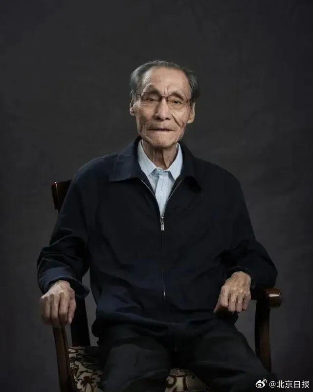背影丨考古学家、北京大学哲学社会科学资深教授严文明辞世，享年92岁