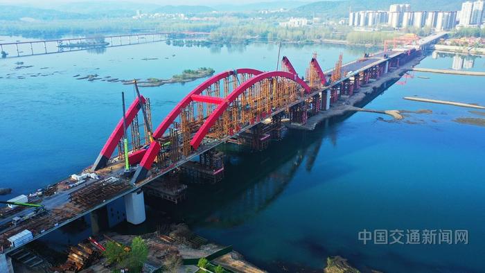 湖北省丹江口市水都二桥正在加紧施工