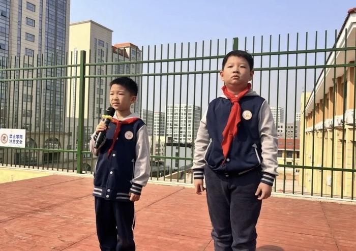 青岛宁德路小学热烈庆祝全民国家安全教育日，少先队员积极行动维护国家安全