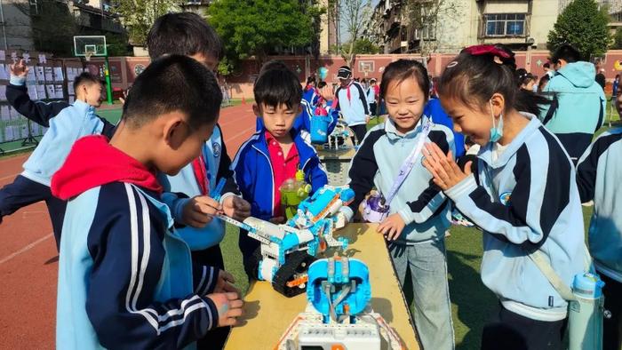 西安市莲湖区星火路小学举行“科技之春”宣传月活动