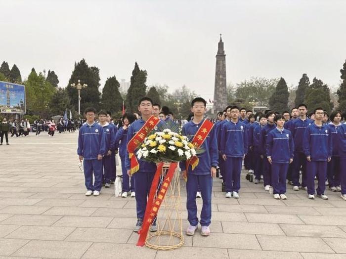 市一中开展清明祭英烈活动