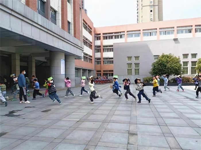 合肥市六安路小学荣城花园分校开展防震避险应急演练活动