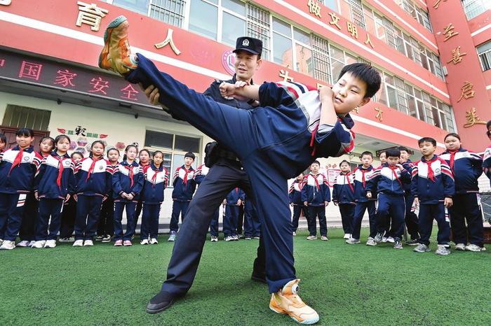 图为民警在教授学生防身术