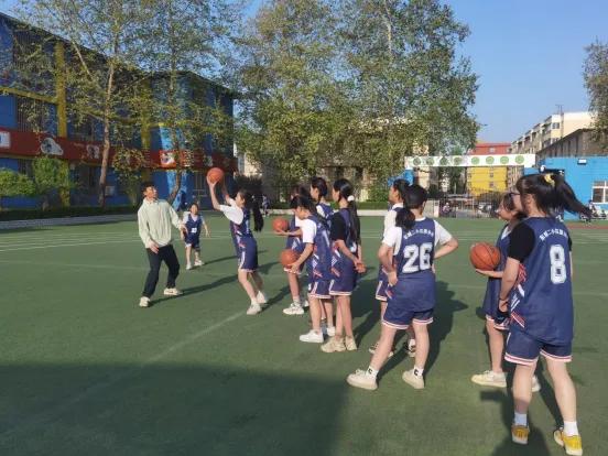 灞桥区东城二小红旗分校女子、男子篮球队在2024年全区中小学生篮球赛中双双获奖